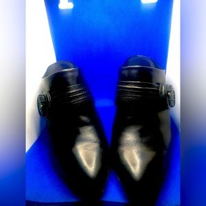 EUC Giovanni Bini Black Mules 8 1/2m Decorative Buckle on Top